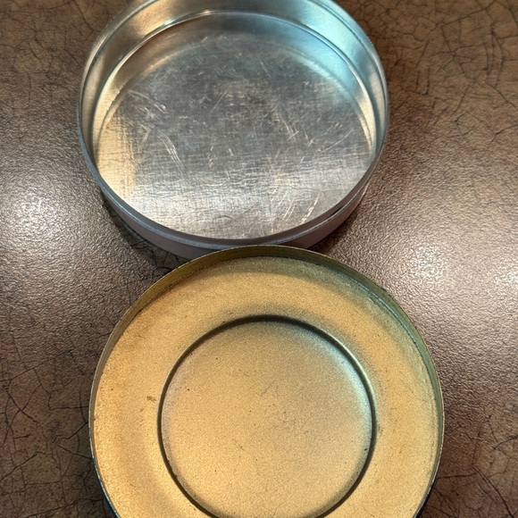 Tin Powder Container - Picture 5 of 6